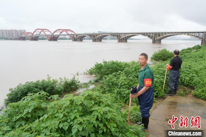 湘江长沙段超警戒水位 沿江村民24小时值守