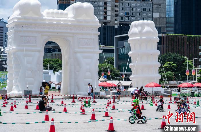 香港儿童参加平衡车嘉年华乐享夏日