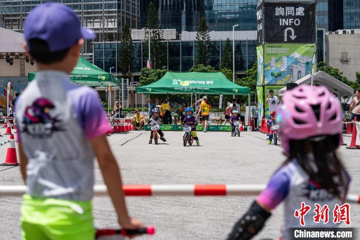 香港儿童参加平衡车嘉年华乐享夏日