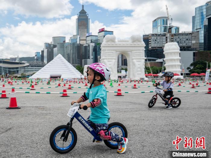 香港儿童参加平衡车嘉年华乐享夏日