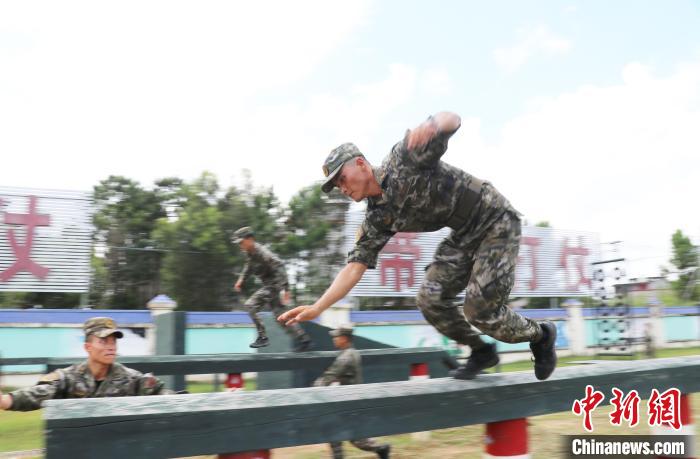 广西钦州武警官兵开展夏日“跑酷”训练