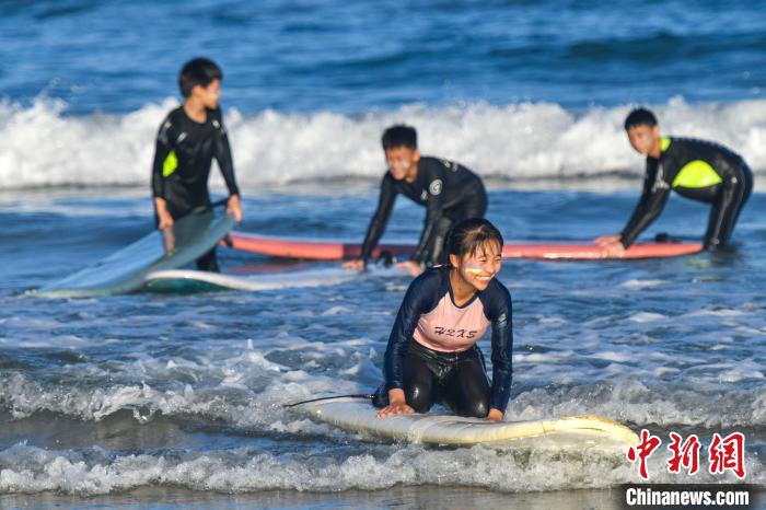 海南万宁日月湾：冲浪运动引游人