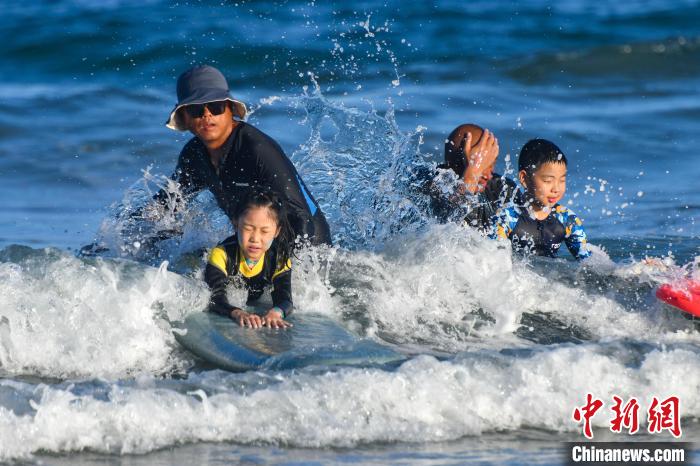 海南万宁日月湾：冲浪运动引游人