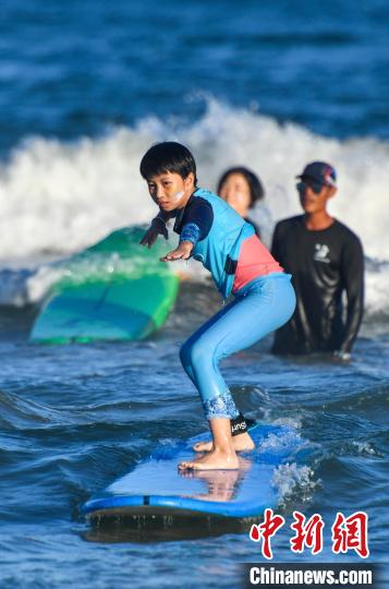 海南万宁日月湾：冲浪运动引游人