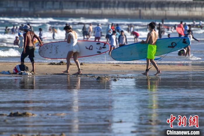 海南万宁日月湾：冲浪运动引游人