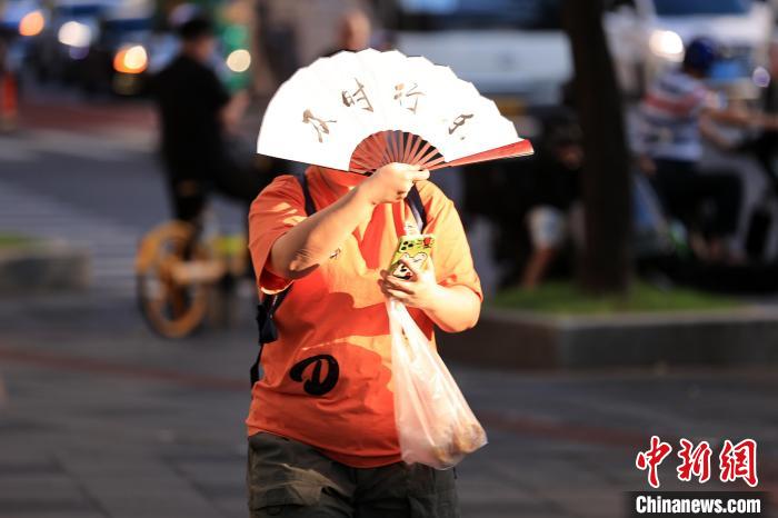 上海发布高温红色预警 最高气温将达40℃