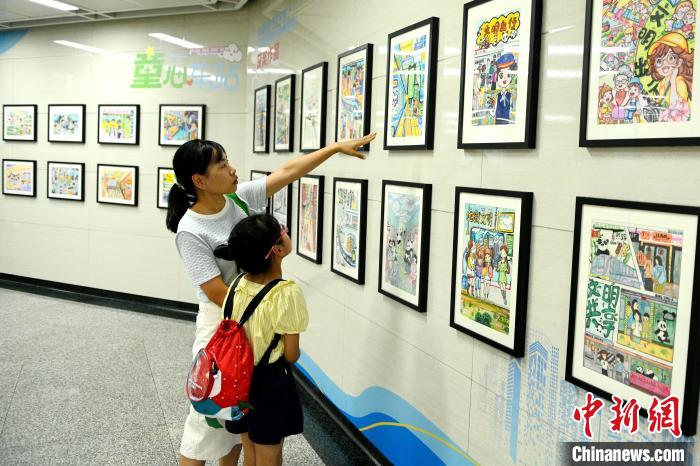 四川成都地铁车站绘画作品展引乘车者驻足欣赏