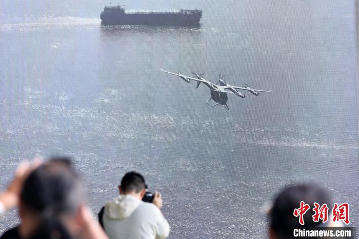 电动垂直起降航空器跨长江首飞 低空出行将更便捷