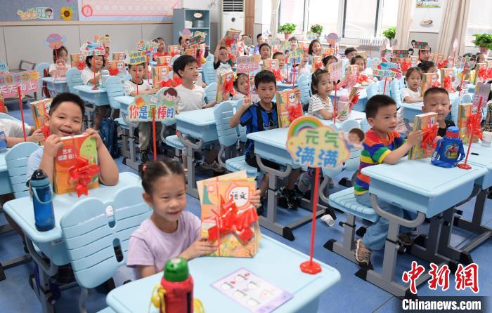 济南一小学“花样”迎新生