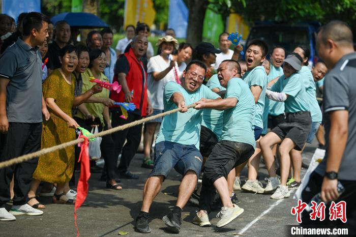 四川洪雅举行农耕趣味比赛庆丰收