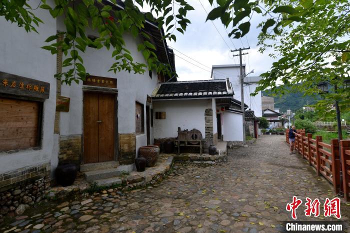 福建平和福塘村：一泓溪水画“太极”