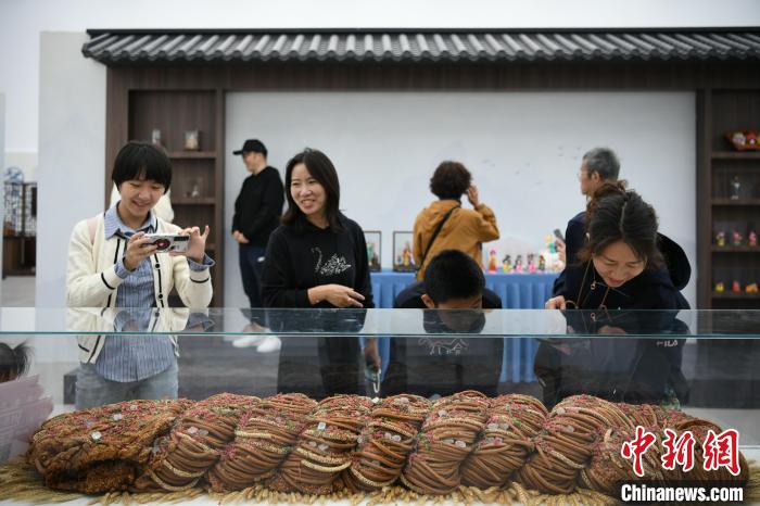 天津：国庆假期民众参观京津冀非遗联展感受非遗之美