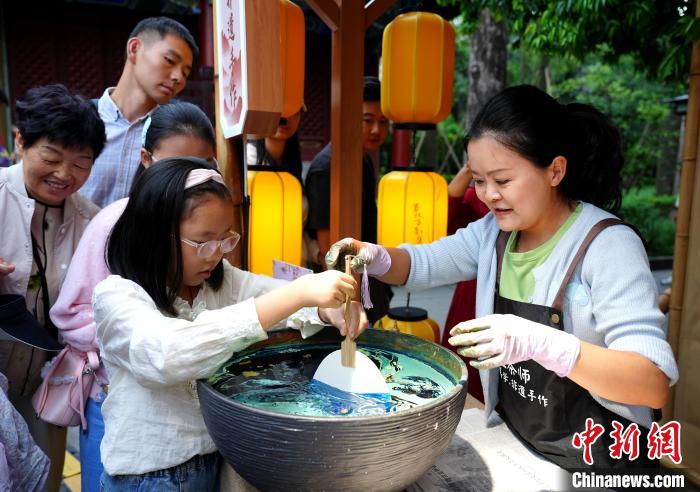 “十一”国庆成都武侯祠游人如织