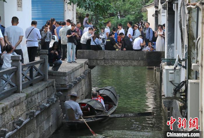 国庆假期：浙江绍兴鲁迅故里游人如织