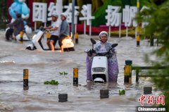 强降雨致海南三亚现内涝