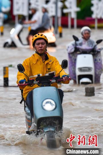 强降雨致海南三亚现内涝