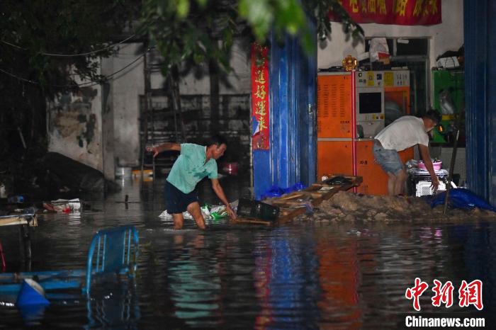 强降雨致海南三亚现内涝