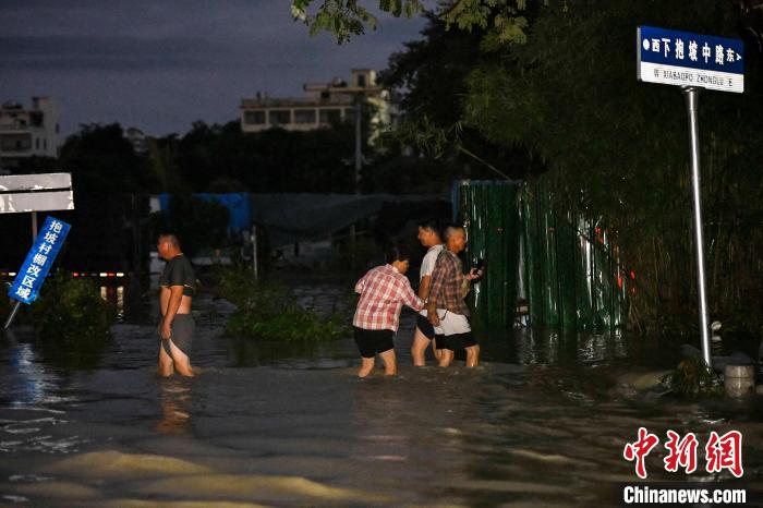 强降雨致海南三亚现内涝