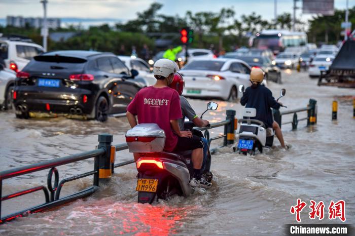 强降雨致海南三亚现内涝