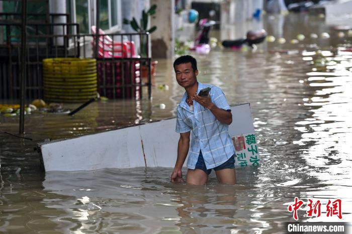 强降雨致海南三亚现内涝