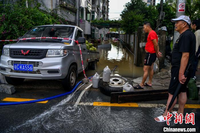 强降雨致海南三亚现内涝