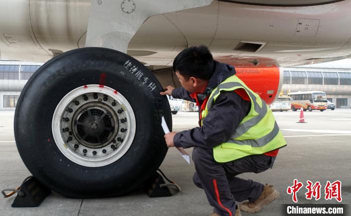 中国民航飞机首次装配国产航空子午线轮胎