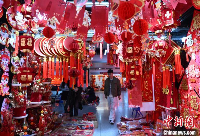 浙江义乌新年饰品销售热 全国八成年画春联来源于此